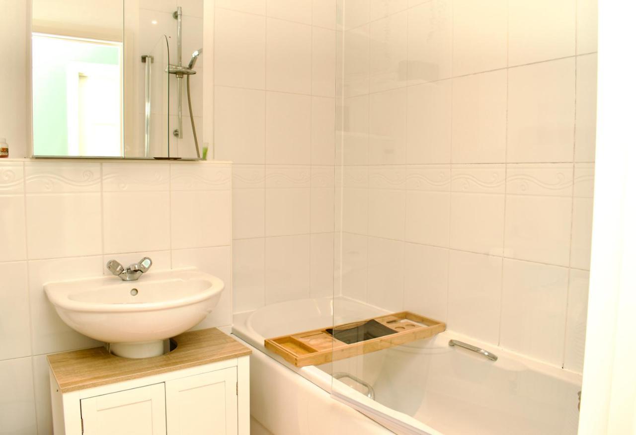Beautiful 1-Bed Apartment In Redhill 红山 外观 照片
